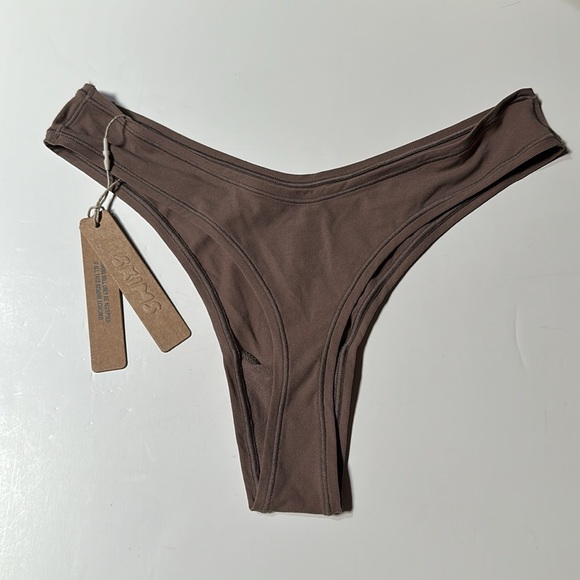 SKIMS Fits Everybody Dipped Front Thong - Picture 5 of 9